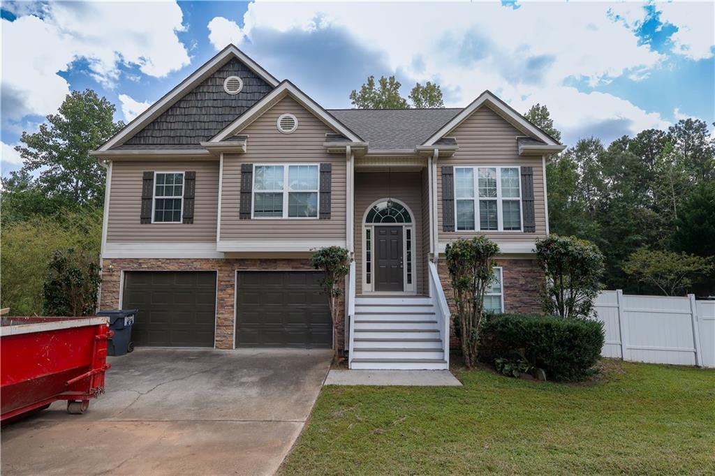 Nestled in the desirable Fairington Ridge subdivision, this spacious home offers the perfect blend of comfort and convenience in one of Newnan’s most sought-after areas.
With 5 bedrooms and 3 full bathrooms, this home provides plenty of room for family, guests, or even a home office. The thoughtful floor plan ensures both functionality and style, with open living spaces ideal for entertaining and cozy retreats for everyday living. Features an above ground swimming pool in the back yard
Located in a well-established, friendly neighborhood, you’ll enjoy the quiet charm of the community while still being close to local shopping, dining, schools, and parks. Whether you’re looking for space to grow or a welcoming place to settle, this property checks all the boxes.
Don’t miss the opportunity to make this beautiful home yours!