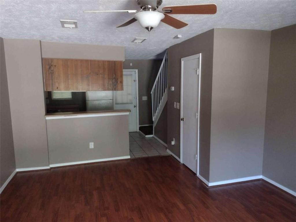 VACANT Large 1 bedroom, 1 bathroom, Townhouse, this property features an open floor plan, spacious kitchen with lots of counter space. Excellent price and location.