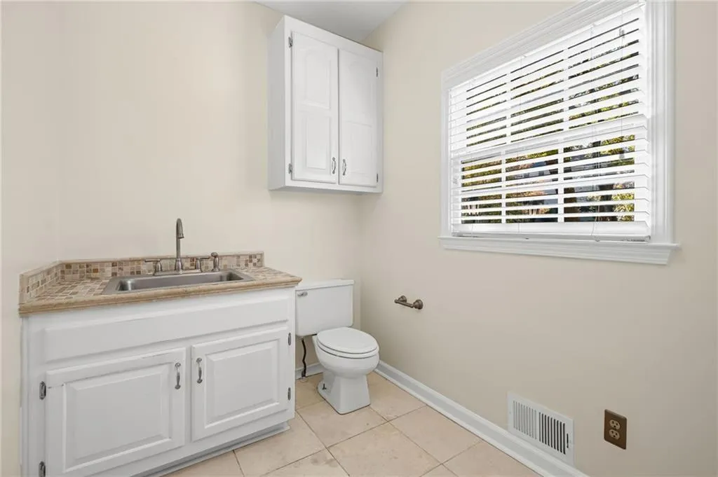 Marietta, Georgia 30062, United States, 5 Bedrooms Bedrooms, ,4 BathroomsBathrooms,Residential,Active,240464