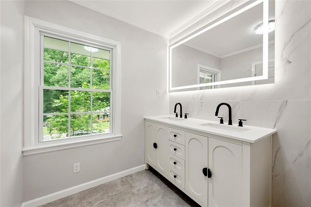 2828 Cloverhurst Drive, Atlanta, Georgia image 12