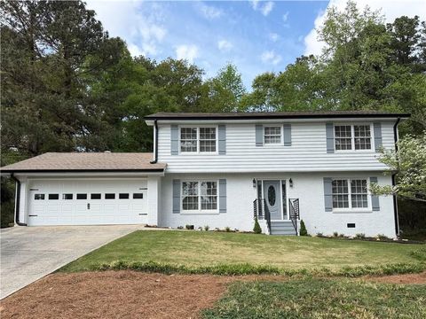 Homes For Sale - 2802 Lakeview Court<br/> Buford, GA 30519