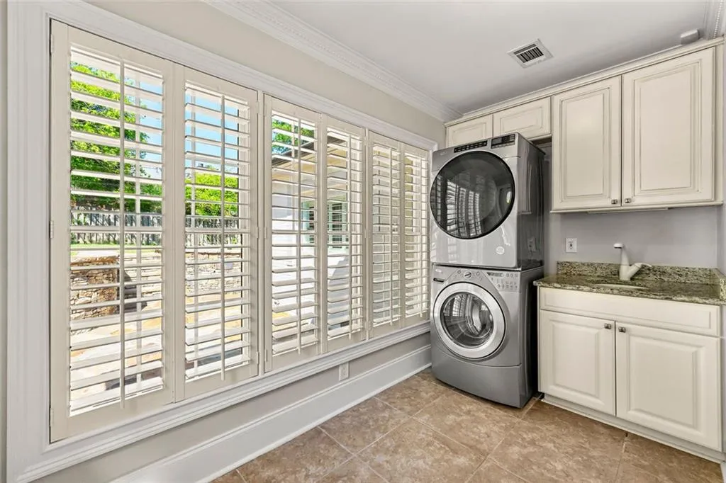 Atlanta, Georgia 30342, United States, 5 Bedrooms Bedrooms, ,3 BathroomsBathrooms,Residential,Active,112096