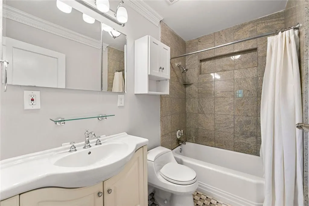 Atlanta, Georgia 30342, United States, 5 Bedrooms Bedrooms, ,3 BathroomsBathrooms,Residential,Active,112096