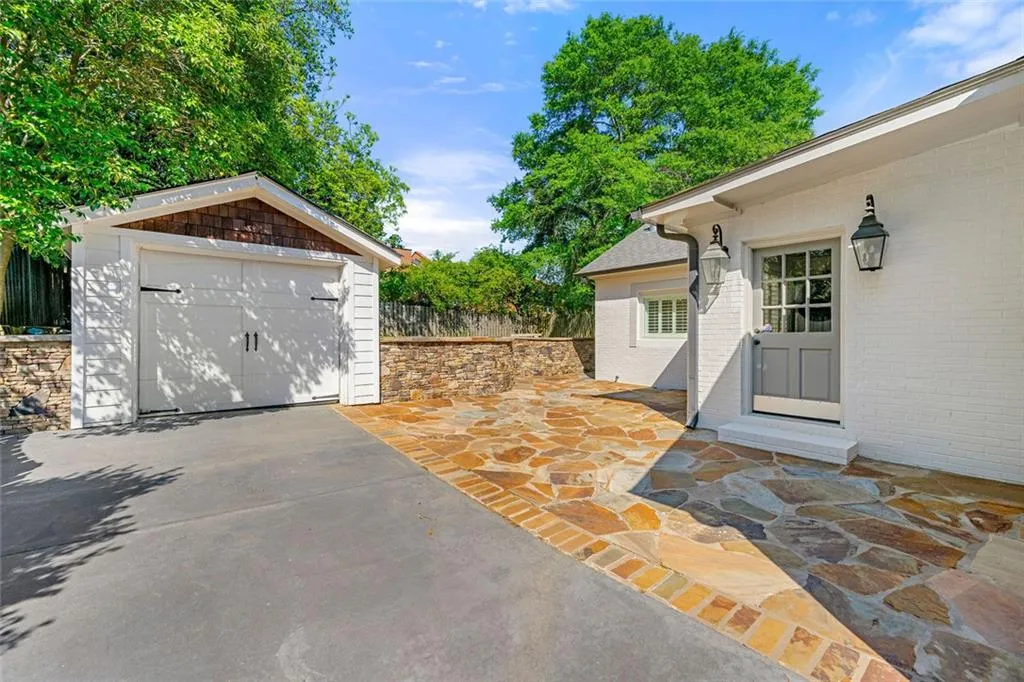 Atlanta, Georgia 30342, United States, 5 Bedrooms Bedrooms, ,3 BathroomsBathrooms,Residential,Active,112096