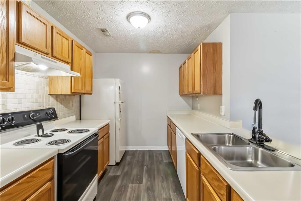 5559 Strathmoor Manor Circle