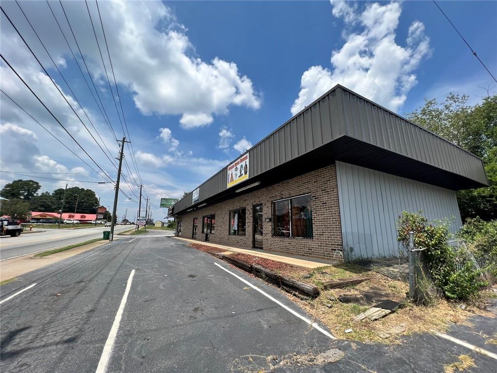 Prime Commercial Retail Building with High Visibility in Winder
This commercial retail property offers an exceptional opportunity in a prime Winder location. Boasting an impressive 263 feet of frontage on a major thoroughfare, the building provides outstanding visibility and brand exposure. The site includes 13 dedicated parking spaces for customer convenience.
Strategically located within walking distance of major shopping centers, restaurants, and hardware stores, this property benefits from significant local foot traffic. Positioned in the center of Winder's expanding residential community, it offers a built-in and growing customer base. This is a premier location for any business seeking to thrive in a dynamic market.