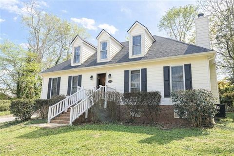 Homes For Sale - 500 Clear Lake Lane<br/> Suwanee, GA 30024