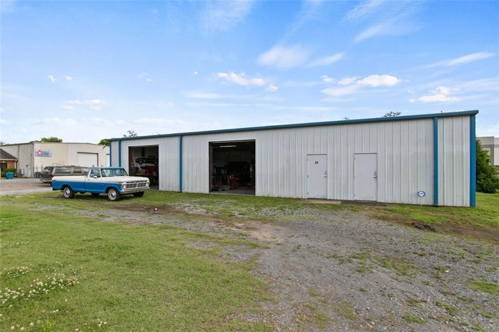 24 Hardwood Ridge Parkway