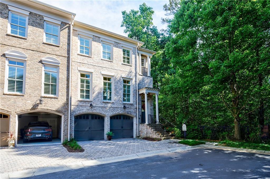 9018 Riverbend Manor