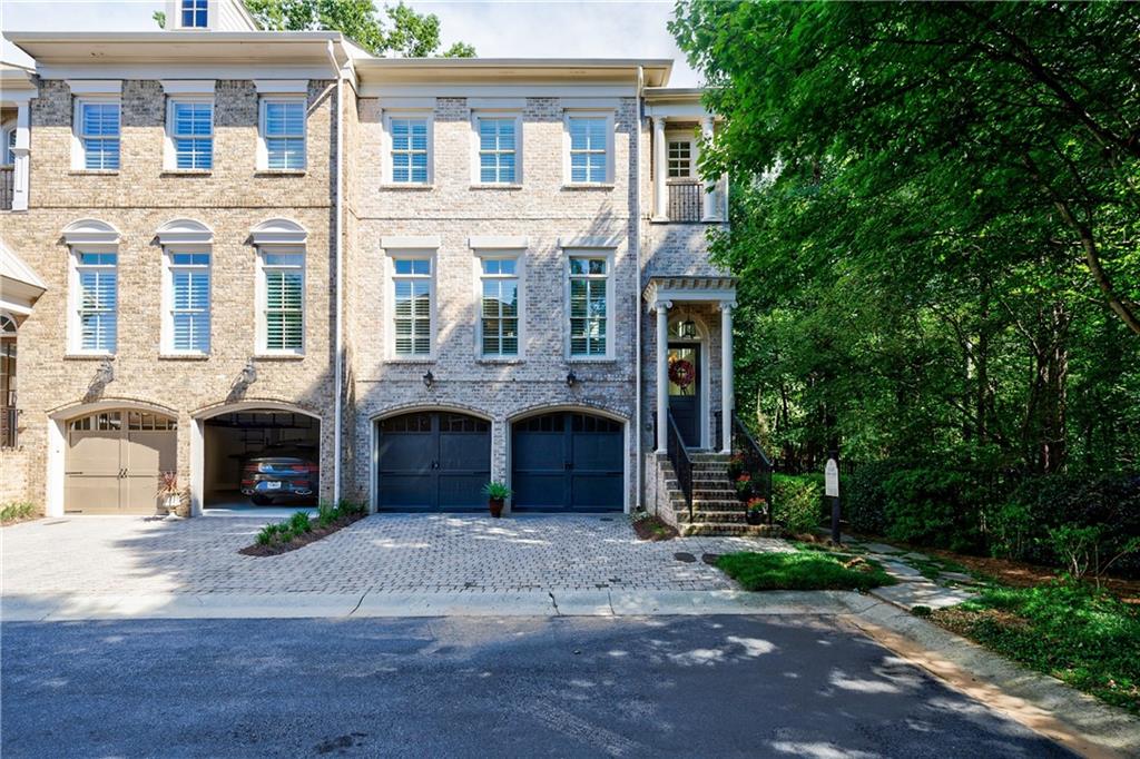 9018 Riverbend Manor