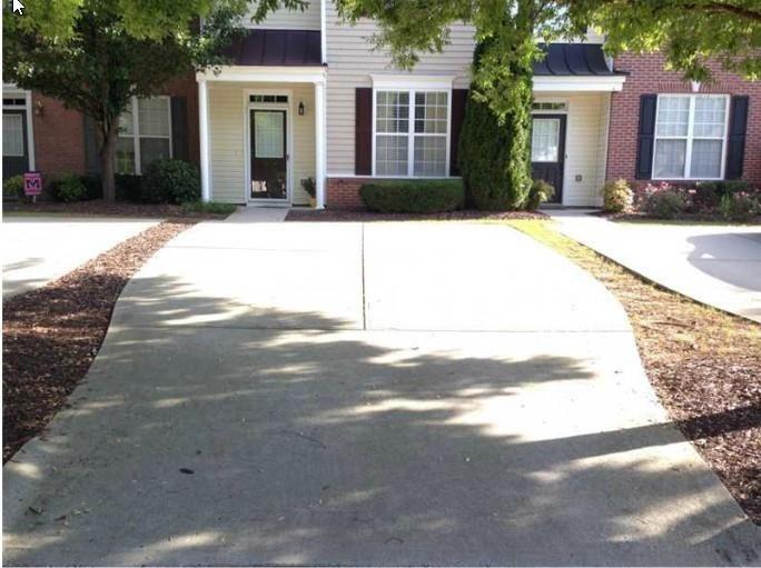 Great 3br, 2.5 bath town home for rent, LVP(Luxury Vinyl Plank) for whole first floor. private fenced backyard. excellent location, minutes to Restaurants, Costco Club, Wal-Mart, Home Depot, Windward parkway and HWY 400 exit 11. close to shopping centers, great schools. It is available on May 27. - No Pets rental, no smoking inside. Security deposit: equal to 1 to 2 month rental depending on credit score. Credit score to be 670+. One time move out fee $400.