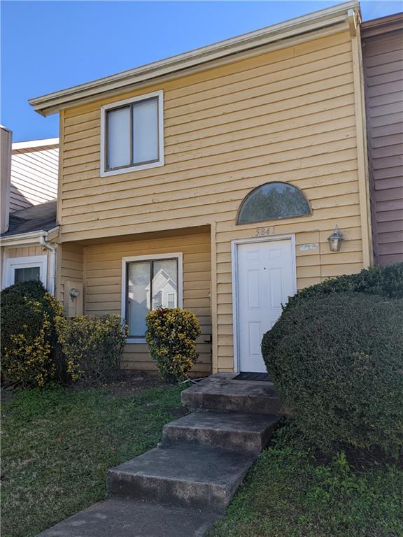 Traditional 2 story townhome, features 2 bedroom 2.5 bath town home, Living and Dining room combo, fenced yard with patio area. Great location close to schools, shopping and more. Don't miss out on this opportunity for an investor or owner-occupant buyer.