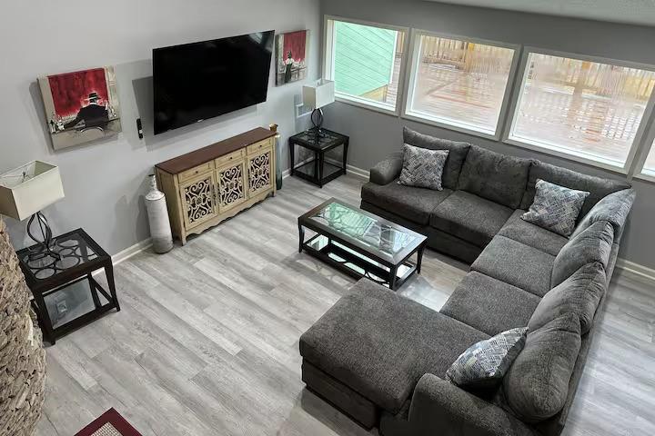 2251 Colonial Oak Way