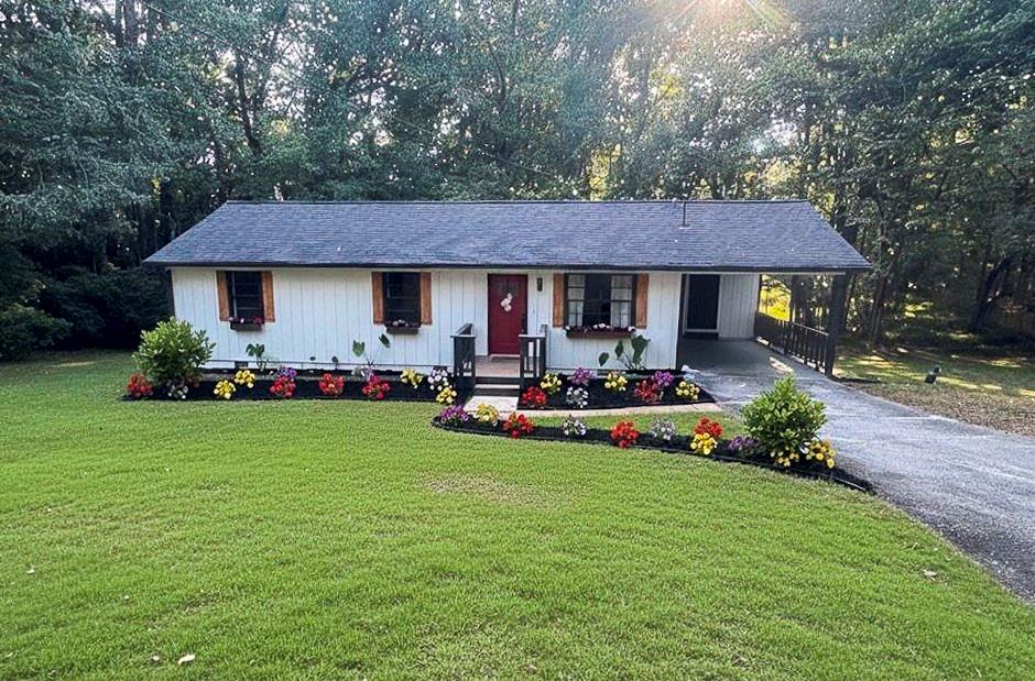 ARE THE HIGH INTEREST RATES STILL HOLDING YOU BACK? NO PROBLEM, THIS MOTIVATED SELLER IS WILLING TO CONTRIBUTE TO A 2/1 RATE BUY DOWN TO HELP WITH THOSE HIGH MONTHLY PAYMENTS!
Beautifully RENOVATED RANCH-STYLE HOME in Powder Springs! This charming 3-bedroom, 2-bathroom ranch-style home has been
updated, offering a stylish and low-maintenance living experience. With a BRAND-NEW ROOF, fresh interior and exterior paint, and modern
finishes throughout, this home is MOVE-IN READY! Inside, the open-concept layout maximizes space, creating a bright and inviting
atmosphere. The NEWLY REMODELED KITCHEN boasts white cabinetry, quartz countertops, a spacious island, and NEW stainless steel
appliances, making it the heart of the home. Thoughtful upgrades, including NEW light fixtures and updated outlets, add a modern touch.
This home is designed for efficiency and comfort, with a dedicated storage room providing extra space for organization. Nestled on a
generous lot, it offers privacy while being conveniently close to parks, schools, and shopping. DON'T MISS OUT ON YOUR OPPORTUNITY TO BECOME A HOMEOWNER NOW AND START BUILDING EQUITY WITH THIS MOVE-IN READY GEM! Schedule your private showing today and discover all it has to offer! *Seller incentives apply to a full price offer*