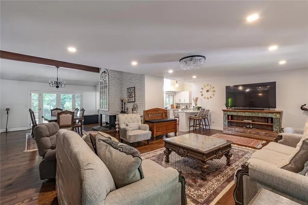 Roswell, Georgia 30048, United States, 3 Bedrooms Bedrooms, ,2 BathroomsBathrooms,Residential,Active,232227