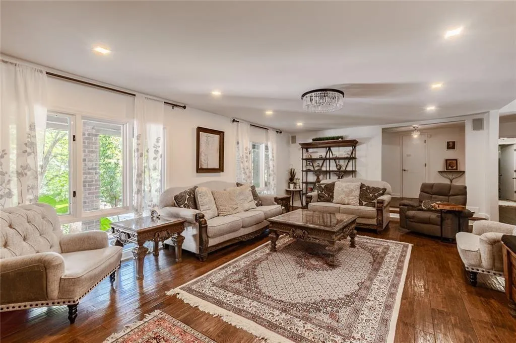 Roswell, Georgia 30048, United States, 3 Bedrooms Bedrooms, ,2 BathroomsBathrooms,Residential,Active,232227