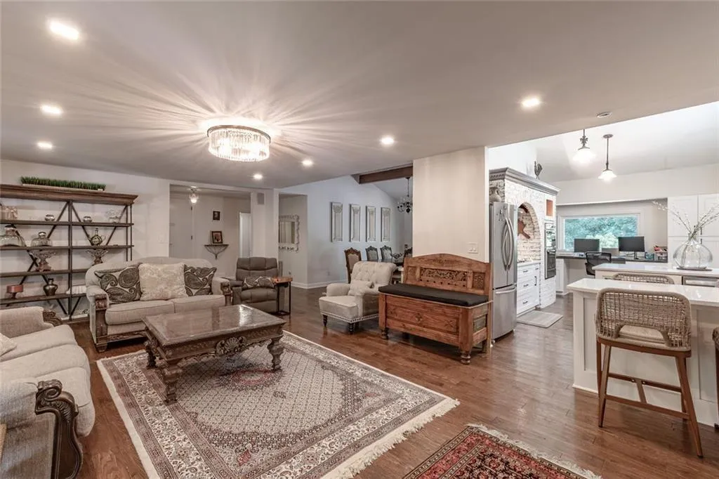 Roswell, Georgia 30048, United States, 3 Bedrooms Bedrooms, ,2 BathroomsBathrooms,Residential,Active,232227