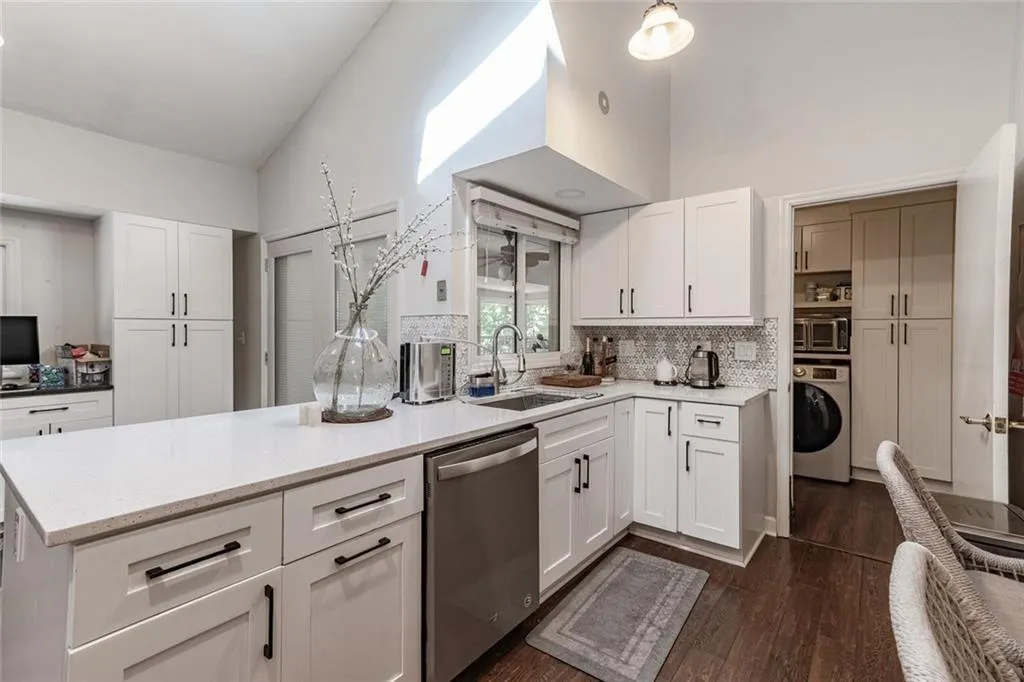 Roswell, Georgia 30048, United States, 3 Bedrooms Bedrooms, ,2 BathroomsBathrooms,Residential,Active,232227