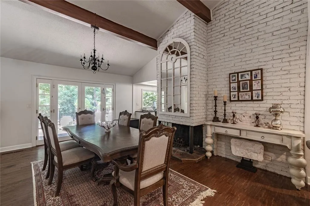 Roswell, Georgia 30048, United States, 3 Bedrooms Bedrooms, ,2 BathroomsBathrooms,Residential,Active,232227