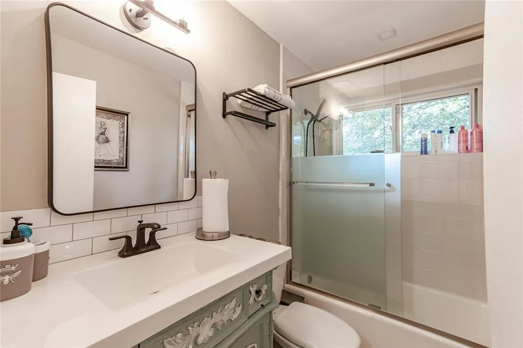 Roswell, Georgia 30048, United States, 3 Bedrooms Bedrooms, ,2 BathroomsBathrooms,Residential,Active,232227