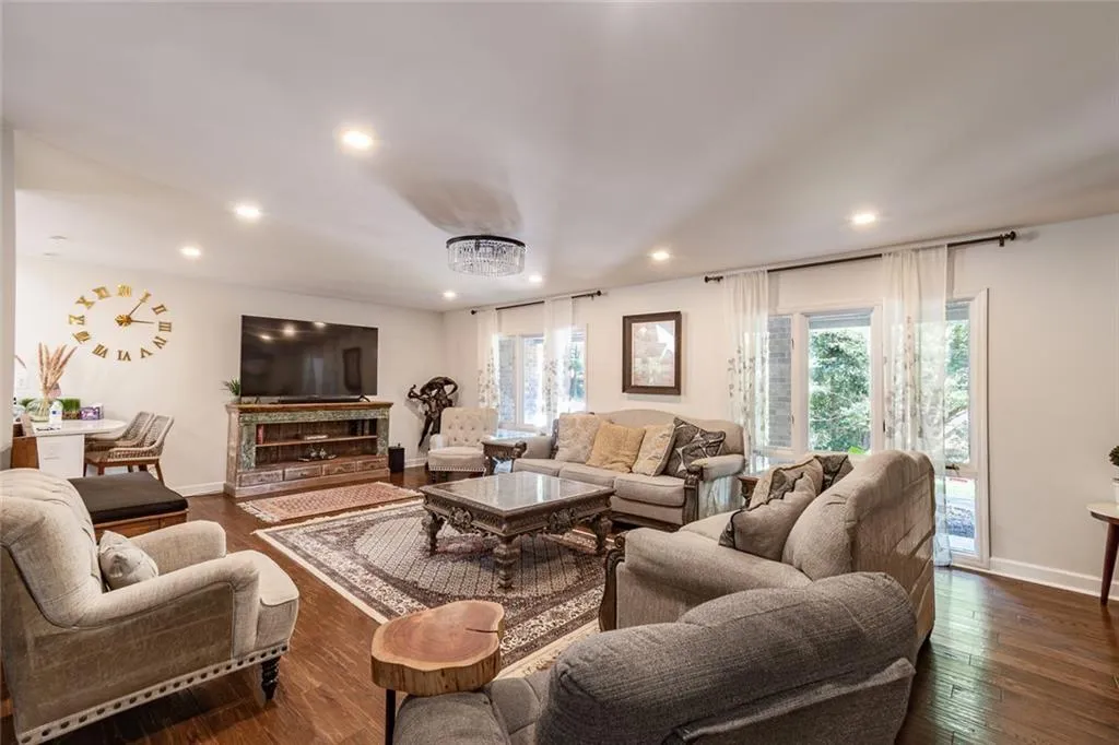 Roswell, Georgia 30048, United States, 3 Bedrooms Bedrooms, ,2 BathroomsBathrooms,Residential,Active,232227