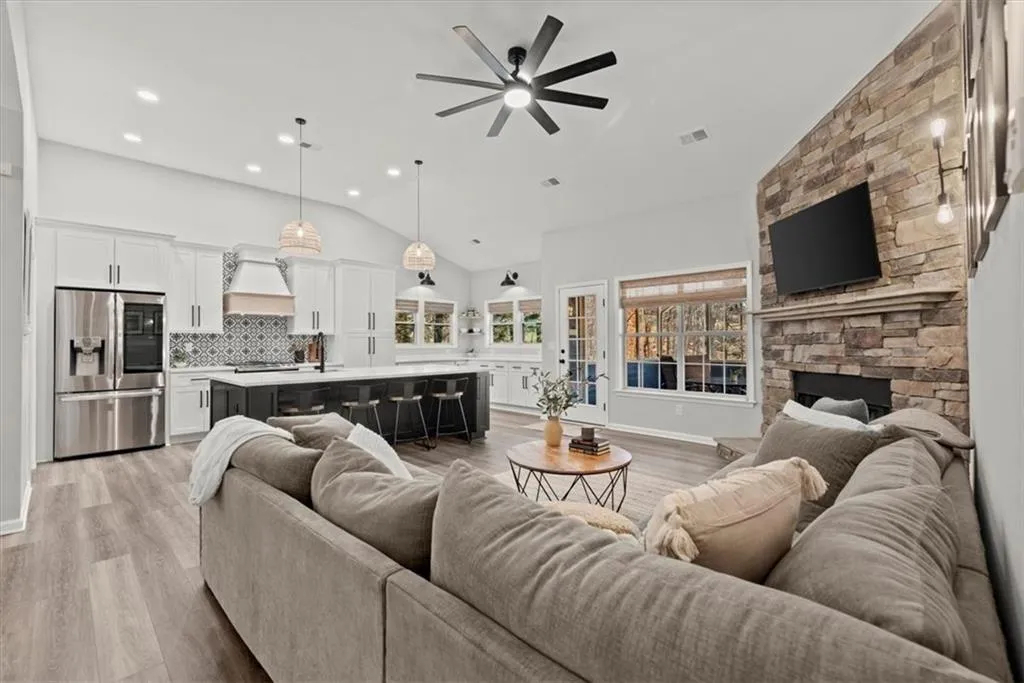 Cumming, Georgia 30041, United States, 4 Bedrooms Bedrooms, ,3 BathroomsBathrooms,Residential,Pending,77494