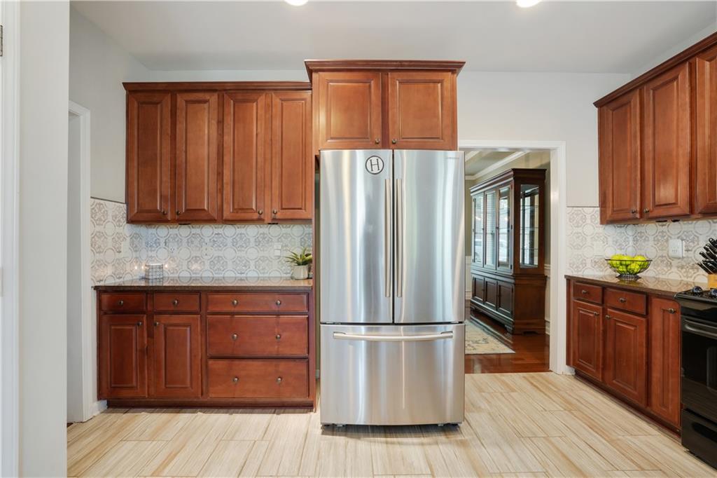 655 Grove Manor Court, Suwanee, Georgia image 14