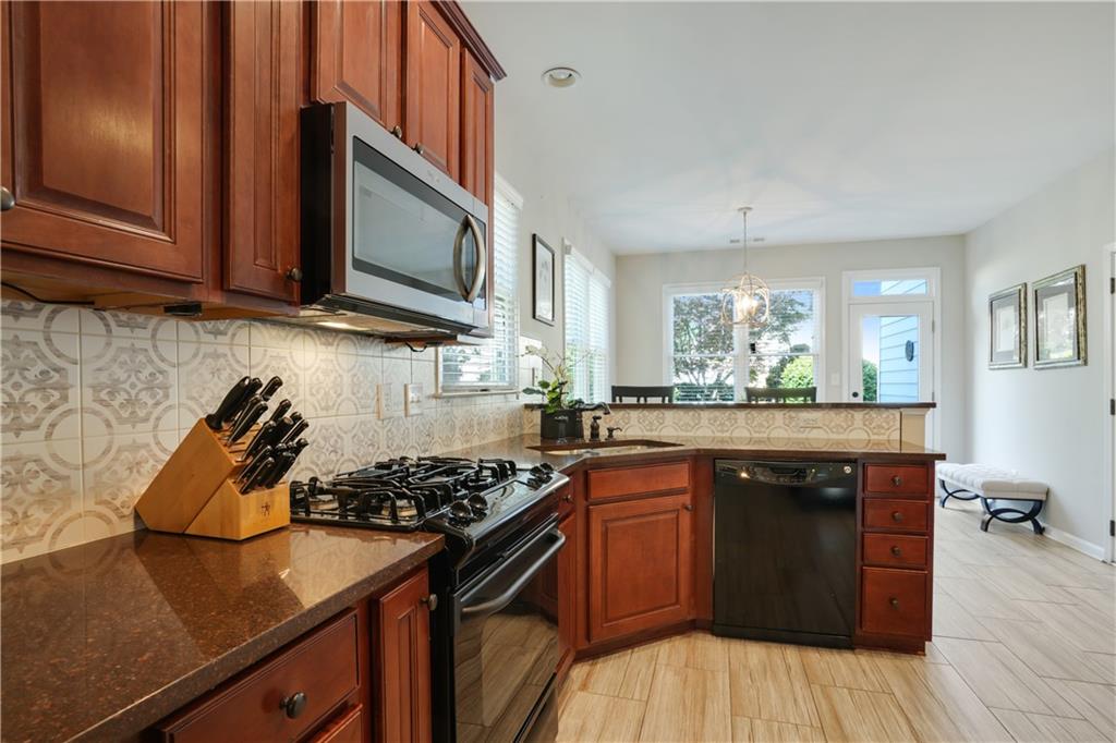 655 Grove Manor Court, Suwanee, Georgia image 12