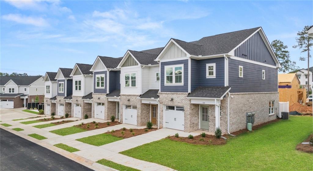 Currently offering 1/2 off on first 5 months. Prices, specials and availability are subject to change, contact beforehand. Multiple floor plans available. Days on Market accrued is not specific to this current plan listed. Experience the ideal blend of small-town charm and upscale living at The Rosemoor. You'll find our community a haven of thoughtful planning, with unique amenities that keep you connected and active, making us stand out from the crowd. With five picturesque parks and abundant shared resort-style amenities for gatherings, The Rosemoor is more than just a place to live – it's a place to thrive and make lasting memories with loved ones. Experience big-city
convenience in a gated community tucked away in charming McDonough which offers a sense of home ownership with the ease of renting.