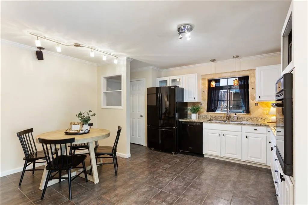 Smyrna, Georgia 30080, United States, 3 Bedrooms Bedrooms, ,3 BathroomsBathrooms,Residential,Pending,38561