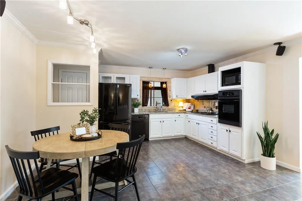 Smyrna, Georgia 30080, United States, 3 Bedrooms Bedrooms, ,3 BathroomsBathrooms,Residential,Pending,38561