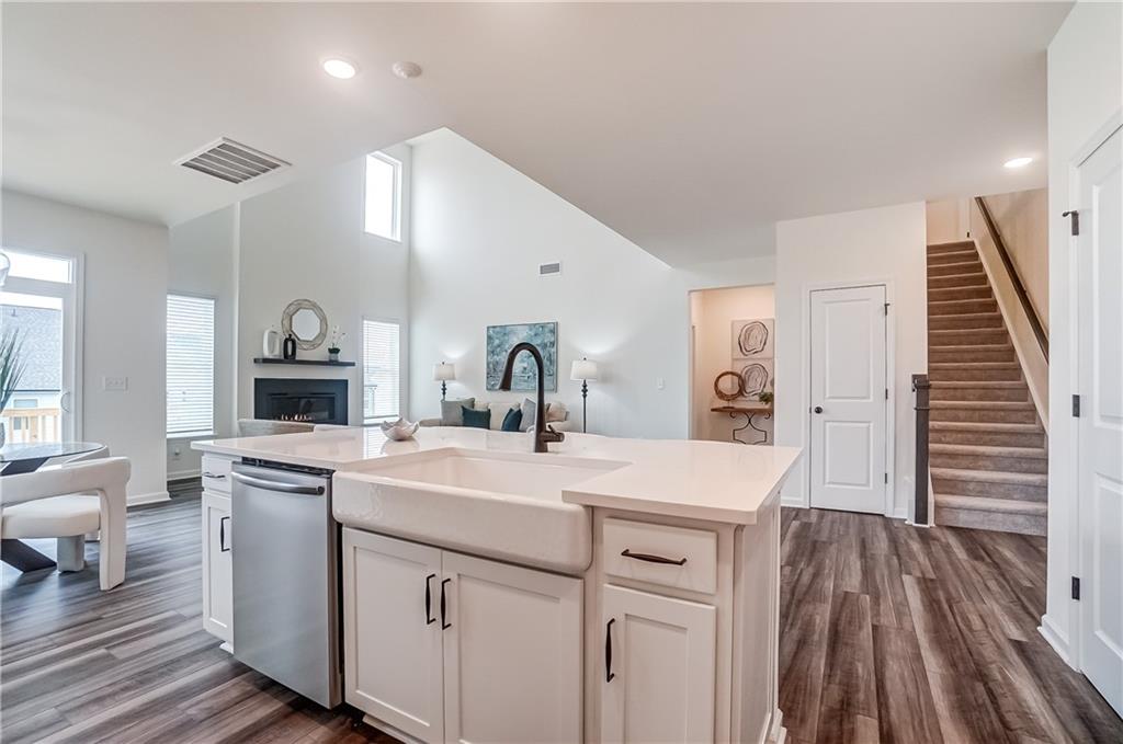 7028 Manchester Drive, Flowery Branch, Georgia image 17