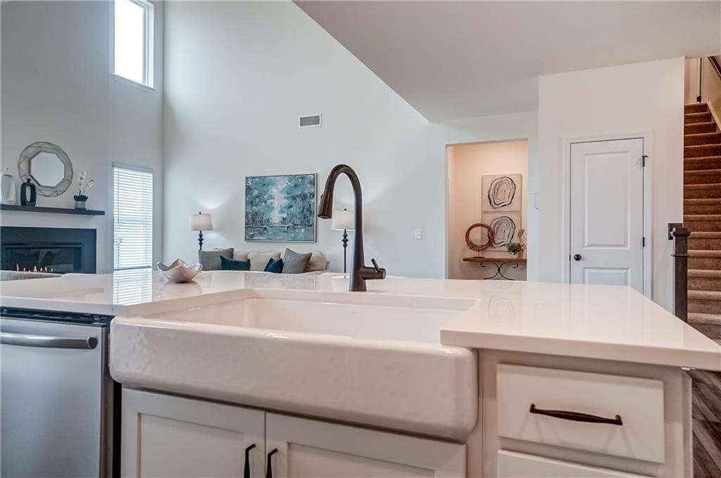 7028 Manchester Drive, Flowery Branch, Georgia image 3
