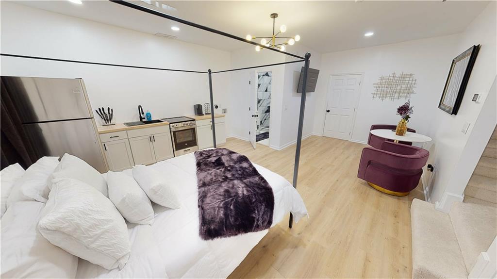 If you're looking for a place to stay in Georgia, look no further. This modern and stylish basement studio, with its own private entrance, is in a central location and perfect for both short-term rentals of 6 months or longer-term stays. Whether you're traveling for business or pleasure this cozy basement studio will
welcome you with open arms. We are conveniently located near multiple hospitals in the area so we love to offer you a studio that is in a
relaxing and beautiful neighborhood. With its relaxing atmosphere and central location, this property is perfect for both short and long-term stays. It features a beautiful kitchen, a washer and dryer, all utilities included in the rent, and one parking space available.