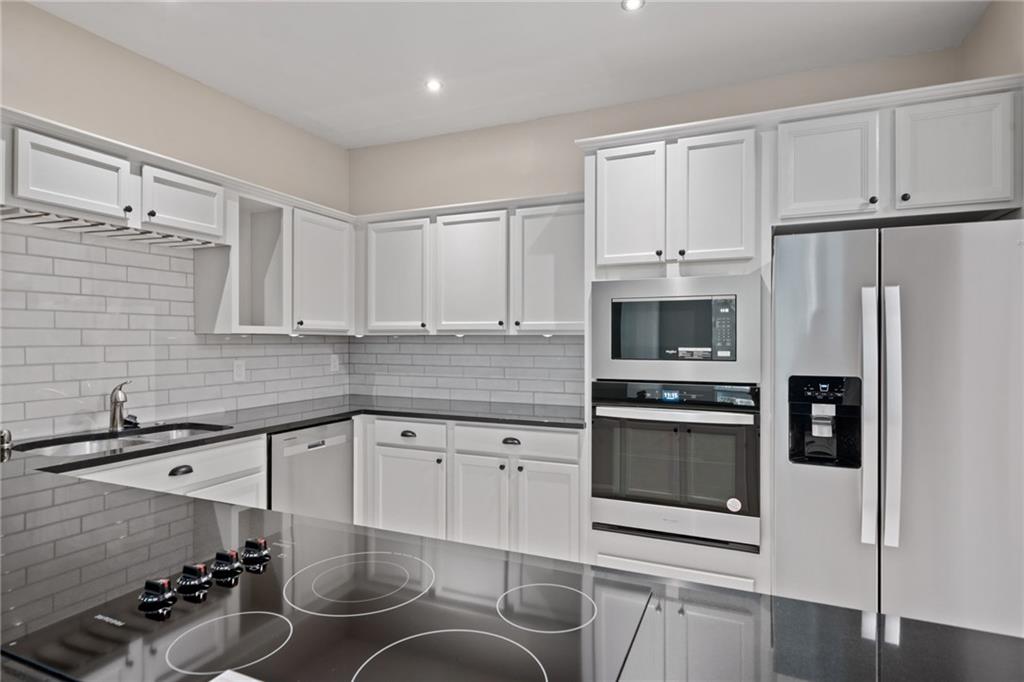 GROUND FLOOR UNIT = No Stairs or Elevator. Private rear covered patio! Kitchen was just updated with Brand New Stainless Steel Appliances, Beautiful New Backsplash, Beautiful Off-white Cabinets, and Granite countertops. Split-bedroom plan would be perfect for roommates. Location Location Location. Very short walk to Ameris Bank Amphitheater. <5 minute Drive to Downtown Alpharetta & North Point Mall. Quick Access to GA400. HVAC & Water Heater were just replaced a few years ago. Washer & Dryer Included with Sale