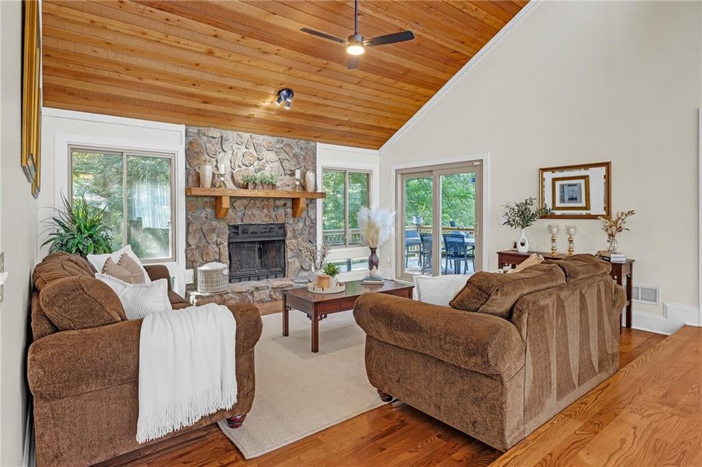 594 Farmbrook Trail NE