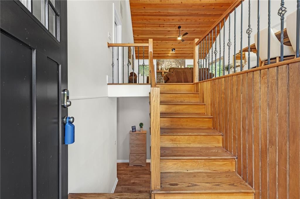 594 Farmbrook Trail NE