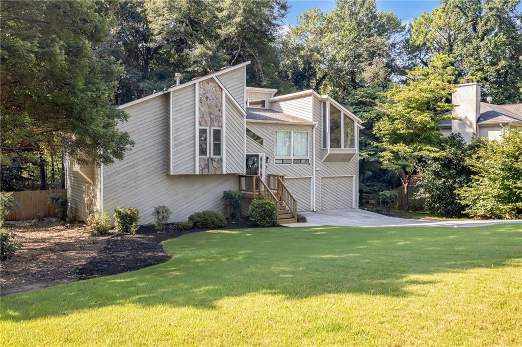594 Farmbrook Trail NE