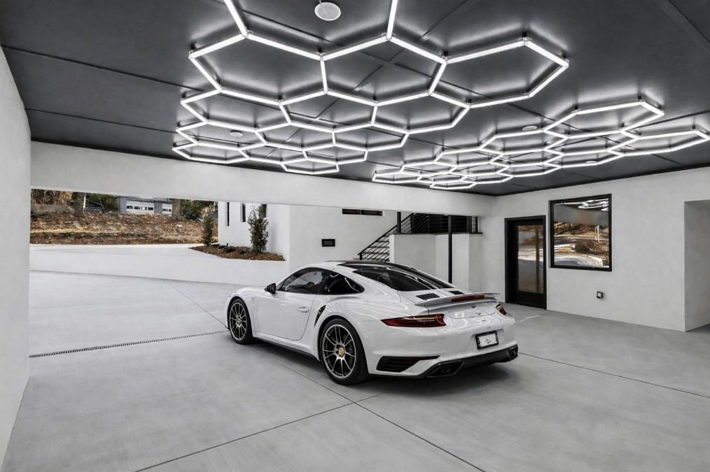 3134 W Roxboro Road NE