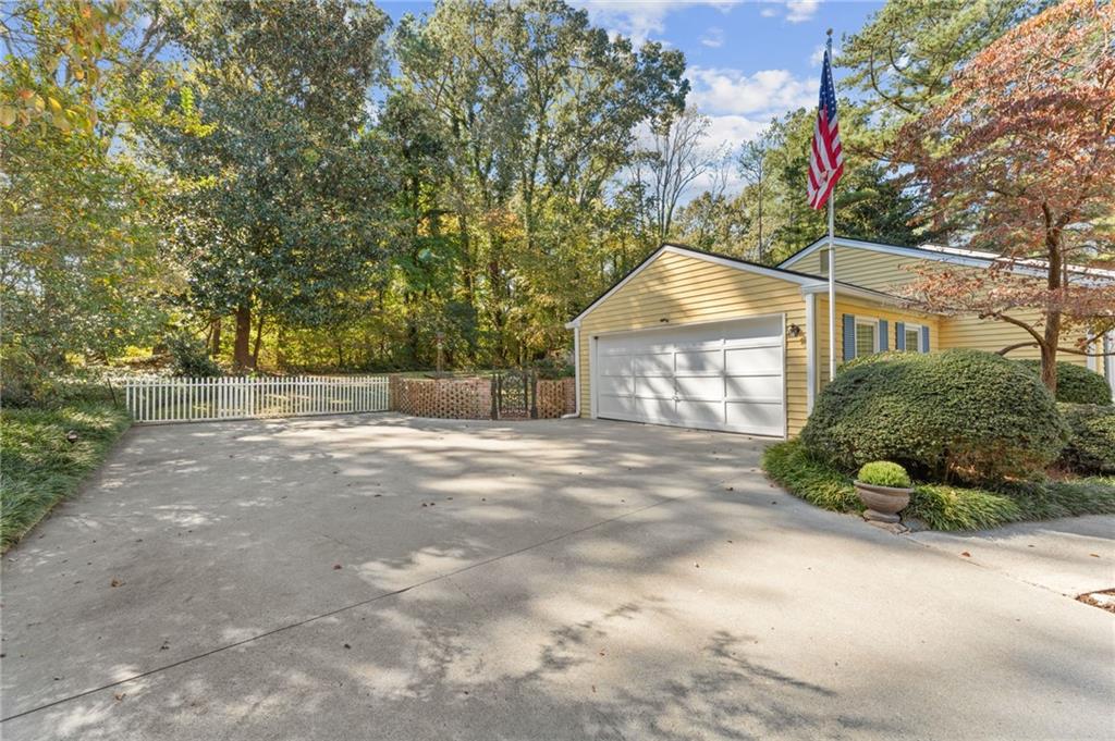 310 Lamplighter Lane SE
