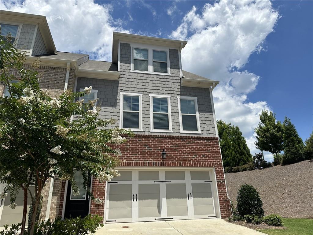 2020 END UNIT TOWNHOME IN HEART OF DULUTH, WALKING DISTANCE TO SHORTLY HOWELL PARK, SHOPPING, AND DINING. 3 BEDROOMS,3.5 BATH HOME FEATURES HUGE KITCHEN COUNTER TOP VIEW TO FAMILY ROOM,GRANITE BATHS SINK, TILED FLOOR,OVER-SIZED DECK OFF THE KITCHEN AND MUCH MORE. COMMUNITY POOL, PLAY GROUND AND FIRE PIT, GREAT SCHOOL DISTRICT, CONVENIENT LOCATION, CLOSE TO SHOPPING & DINING
