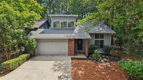 Photo of 230 Lakeview Ridge E, Roswell, GA 30076 (MLS # 7641307)