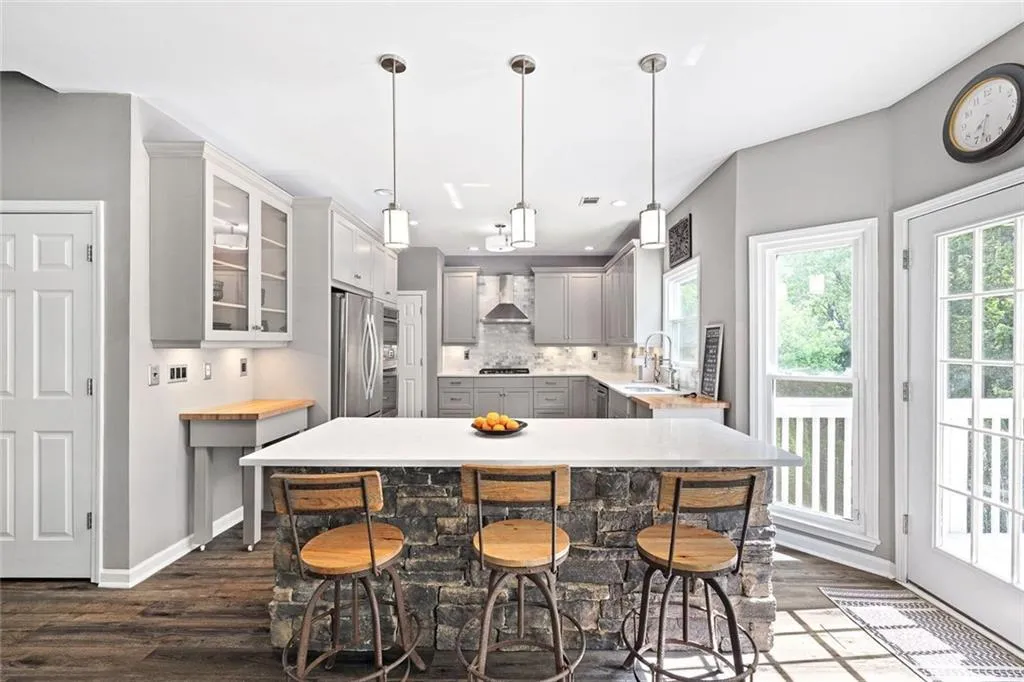 Dunwoody, Georgia 30338, United States, 5 Bedrooms Bedrooms, ,4 BathroomsBathrooms,Residential,Pending,135702