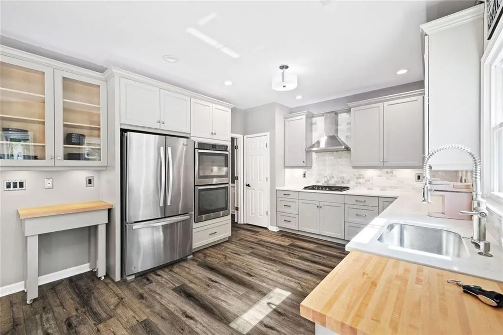 Dunwoody, Georgia 30338, United States, 5 Bedrooms Bedrooms, ,4 BathroomsBathrooms,Residential,Pending,135702