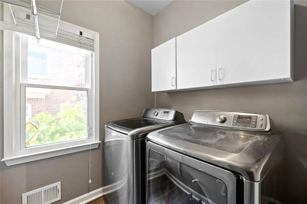 Dunwoody, Georgia 30338, United States, 5 Bedrooms Bedrooms, ,4 BathroomsBathrooms,Residential,Pending,135702