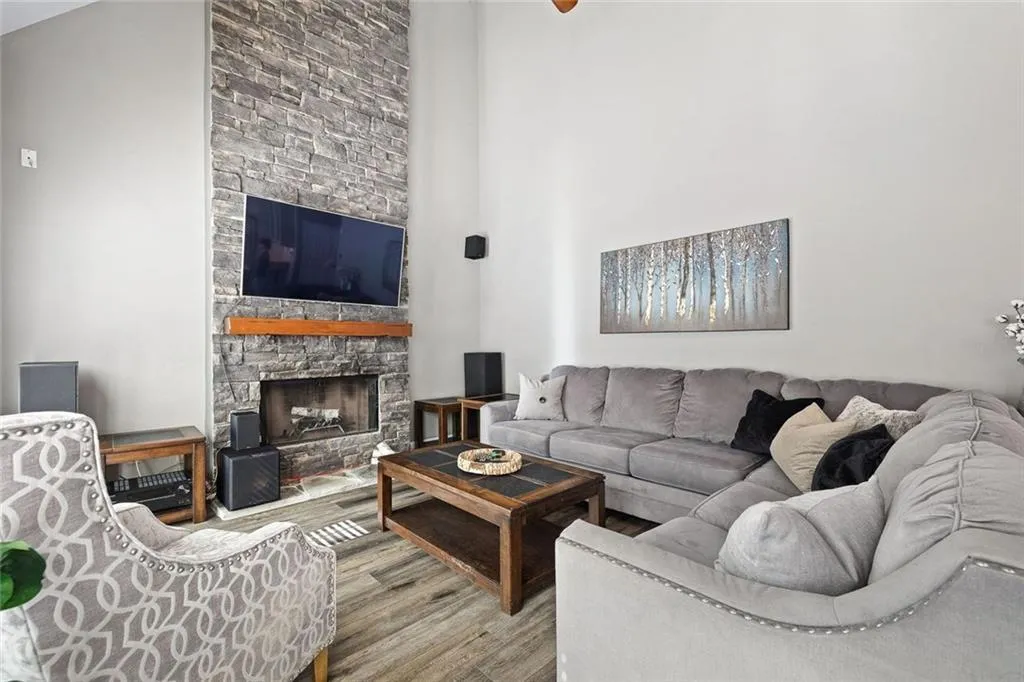 Dunwoody, Georgia 30338, United States, 5 Bedrooms Bedrooms, ,4 BathroomsBathrooms,Residential,Pending,135702