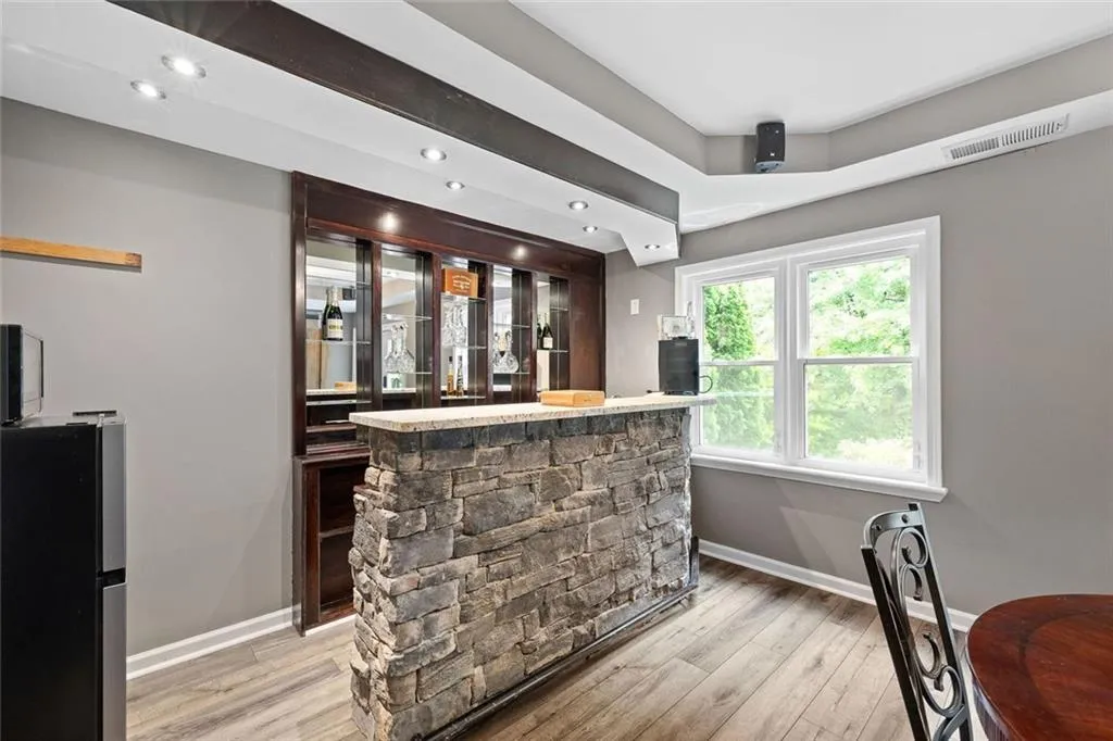 Dunwoody, Georgia 30338, United States, 5 Bedrooms Bedrooms, ,4 BathroomsBathrooms,Residential,Pending,135702