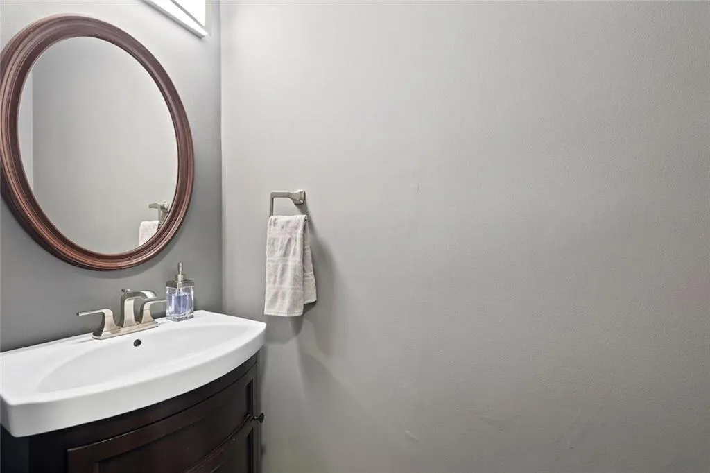 Dunwoody, Georgia 30338, United States, 5 Bedrooms Bedrooms, ,4 BathroomsBathrooms,Residential,Pending,135702