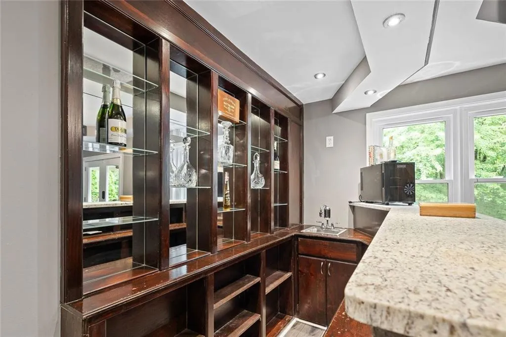 Dunwoody, Georgia 30338, United States, 5 Bedrooms Bedrooms, ,4 BathroomsBathrooms,Residential,Pending,135702