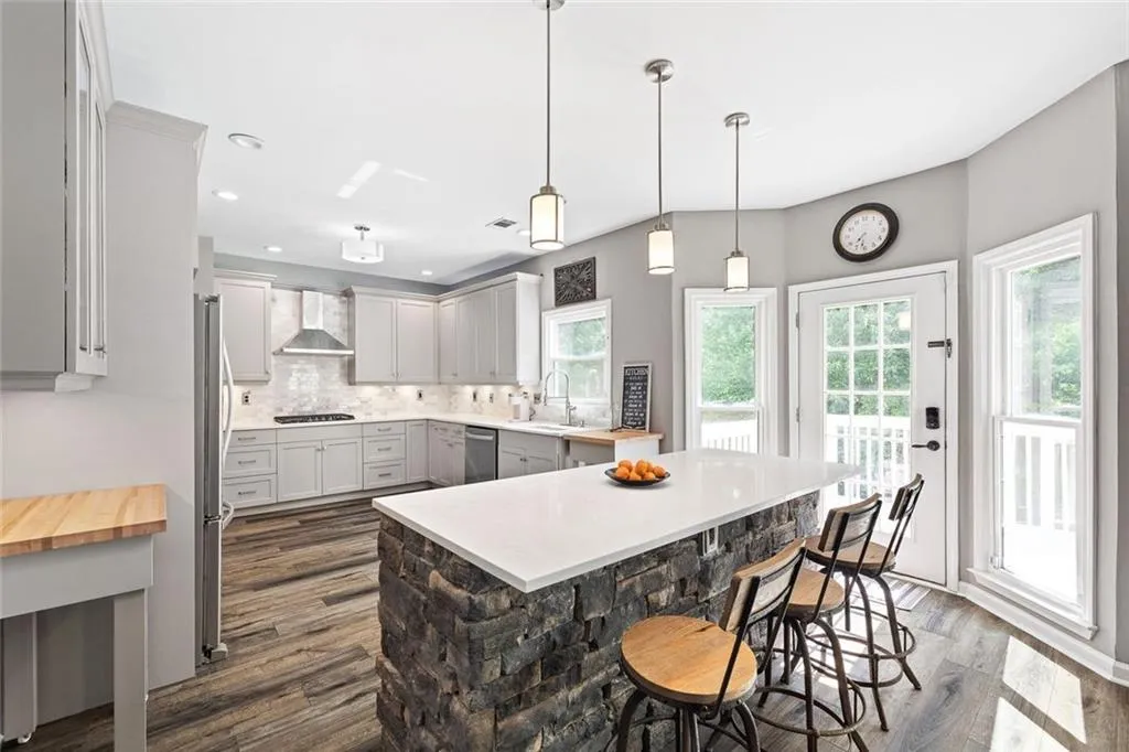 Dunwoody, Georgia 30338, United States, 5 Bedrooms Bedrooms, ,4 BathroomsBathrooms,Residential,Pending,135702